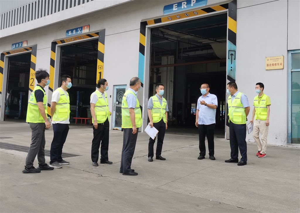 領(lǐng)導(dǎo)帶隊(duì)開(kāi)展安全檢查.jpg 領(lǐng)導(dǎo)帶隊(duì)開(kāi)展安全檢查.jpg