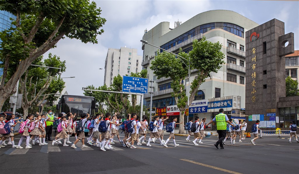 爭(zhēng)做文明禮讓公交人主題行動(dòng).jpg 爭(zhēng)做文明禮讓公交人主題行動(dòng).jpg