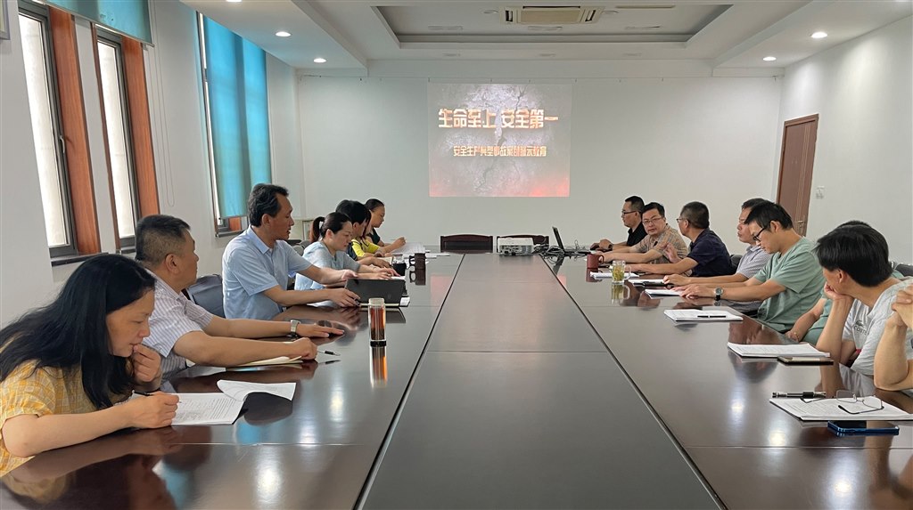 基層單位組織觀看警示教育片.jpg 基層單位組織觀看警示教育片.jpg